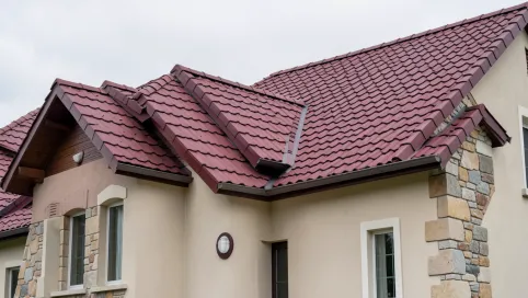Bordowy dach jaka elewacja