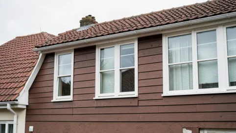 Brązowy dach białe okna jaka elewacja