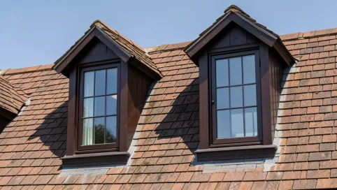 brązowy dach jakie okna