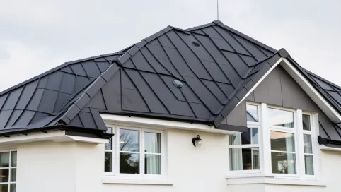 Czarny dach białe okna jaka elewacja