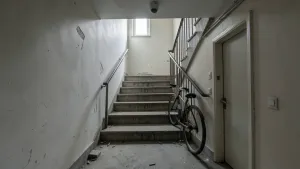 czy klatka schodowa to miejsce publiczne