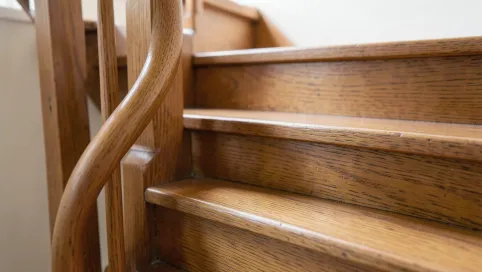Czym pomalować schody drewniane