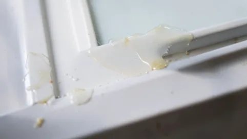 Czym zmyć klej z okien plastikowych po roletach