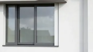 grafitowe okna w domu