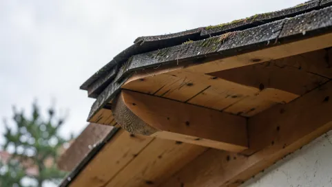 Ile powinien wystawać okap dachu