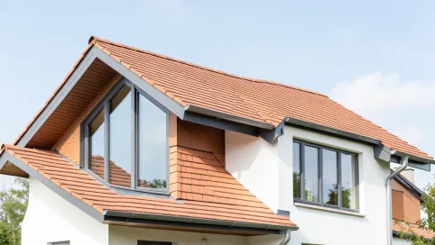 Jak dobrać kolor okien do dachu
