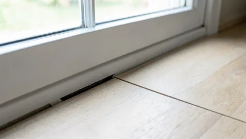 jak kłaść panele do okna