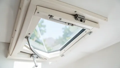 Jak otworzyć okno dachowe Roto do mycia