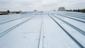 Jak położyć blachę na dach płaski