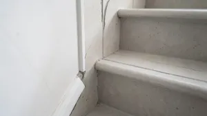 Jak położyć cokół z płytek na schodach