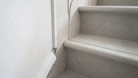 Jak położyć cokół z płytek na schodach