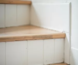 Jak położyć cokół z płytek na schodach