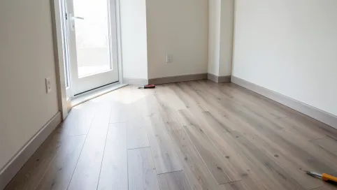 Jak układać panele podłogowe względem okna