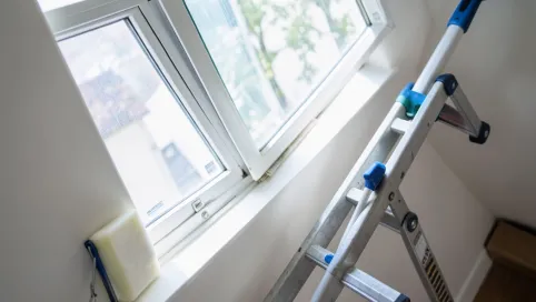 Jak umyć okno dachowe na klatce schodowej