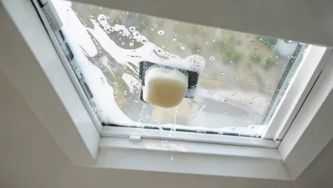 Jak umyć okno dachowe z dolnym otwieraniem