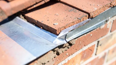 Jak uszczelnić dach przy ścianie