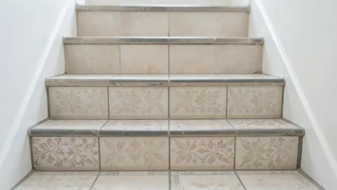 Jak wycenić płytki na schodach
