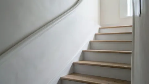 jak wykończyć ścianę przy schodach