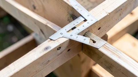 Jak wyznaczyć kąt prosty na dachu