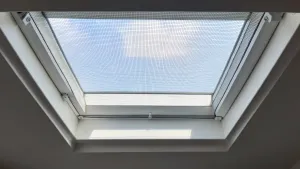 Jak zabezpieczyć okno dachowe przed kotem