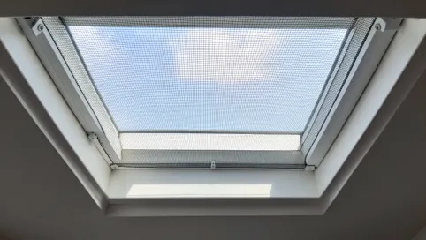 Jak zabezpieczyć okno dachowe przed kotem