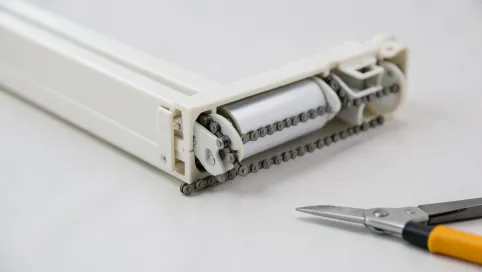 Jak założyć łańcuszek do rolety w kasecie