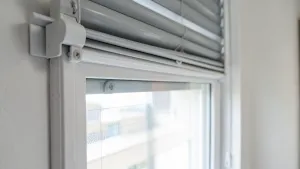 Jak zamontować roletę na okno z wywietrznikiem