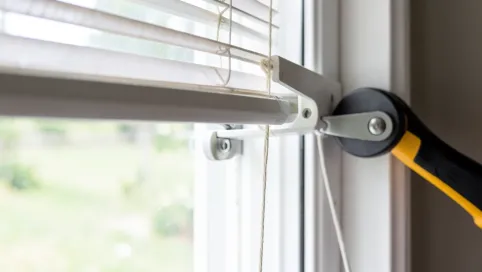 Jak zamontować rolety z żyłkami