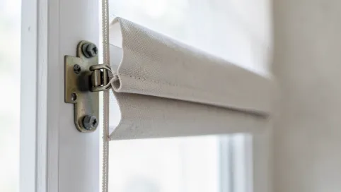 Jak zdjąć roletę rzymską z uchwytu