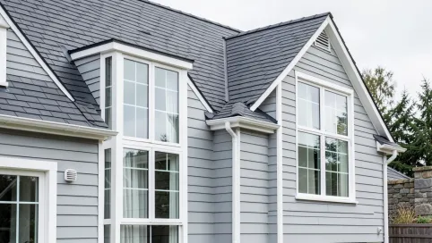 Jaka elewacja do grafitowego dachu i białych okien