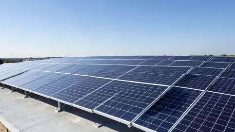 Jaki kąt paneli na dachu płaskim