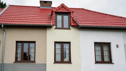 Jaki kolor elewacji do czerwonego dachu i brązowych okien