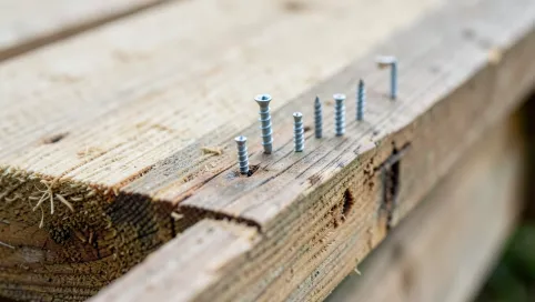 Jakie gwoździe do deskowania dachu