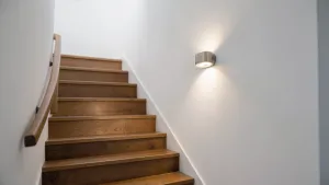 Na jakiej wysokości kinkiet na schodach