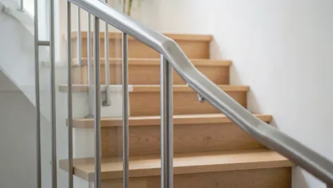 Na jakiej wysokości poręcz przy schodach