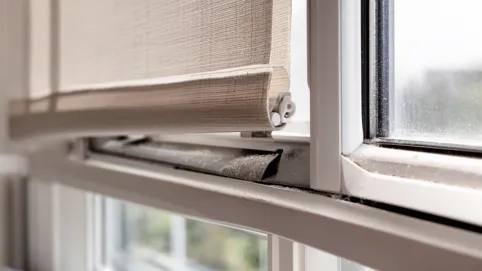 Nawiewniki okienne a rolety wewnętrzne