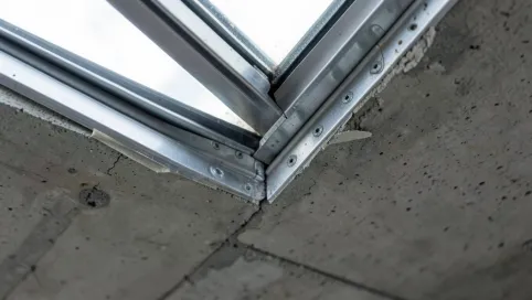 Obróbka okna dachowego w stropie betonowym