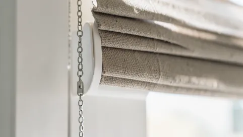 Rolety po której stronie łańcuszek