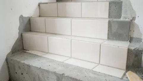 Układanie płytek na schodach