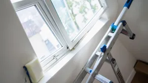Jak umyć okno dachowe na klatce schodowej