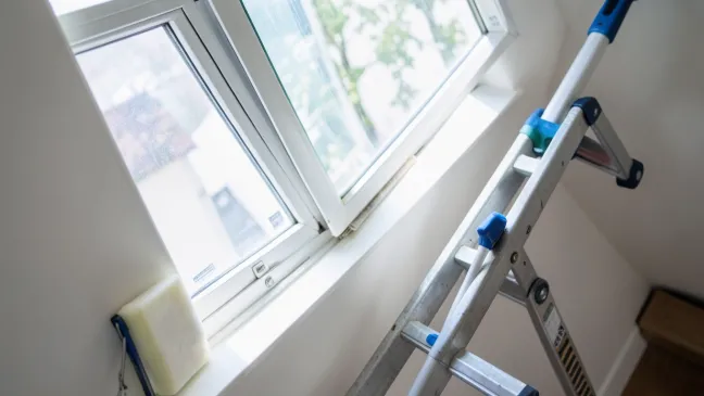 Jak umyć okno dachowe na klatce schodowej