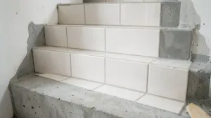 Układanie płytek na schodach