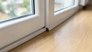 wykończenie paneli przy oknie balkonowym